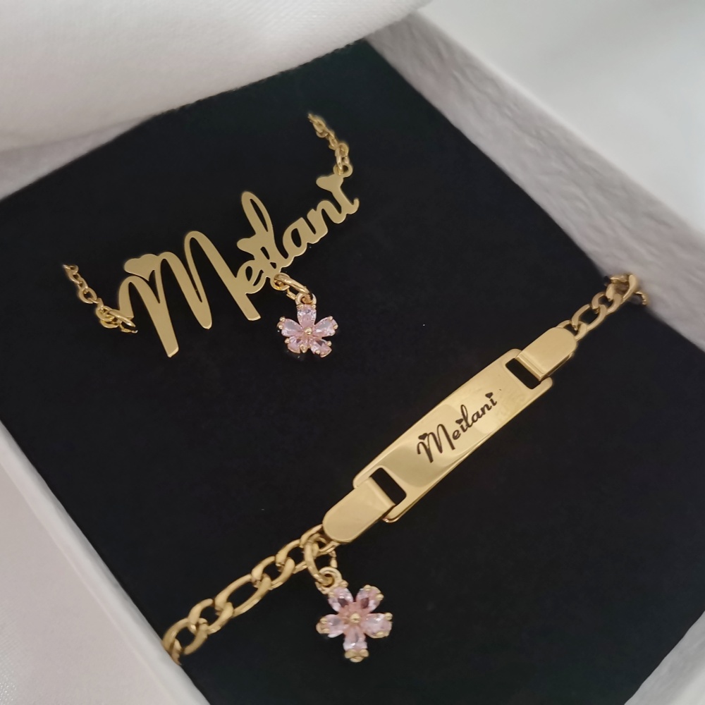 LeeChee Flower Zircon Small Pe - Name Necklace Custom recension och pris