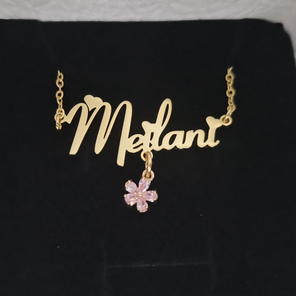 LeeChee Flower Zircon Small Pe - Name Necklace Custom recension och pris