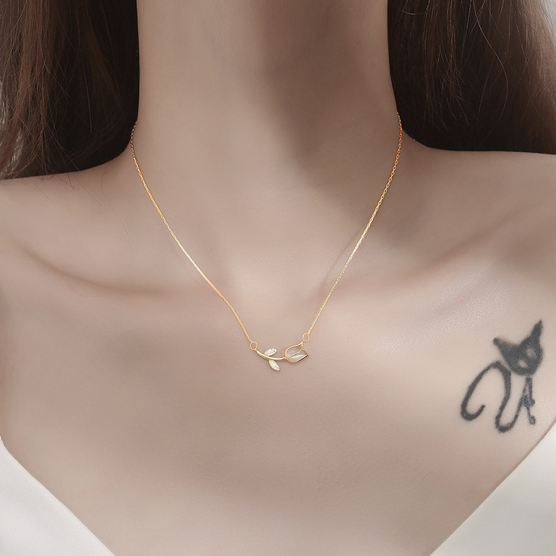 Stainless Steel Rose Tulip Cry - Birth Flower Necklace recension och pris